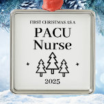 Pacu Nurse Christmas Ornament Aus Metall<br><div class="desc">Erste Weihnachten als PACU Krankenpflegerherz-Ornament für einen neuen Job in der Pflege in der Post-Anästhesie-Einheit. Eleganter Luxus-Stil Ferien-Ornament in Weiß mit schwarzen Buchstaben,  mit minimalen Weihnachtsbäumen und Sternen.</div>