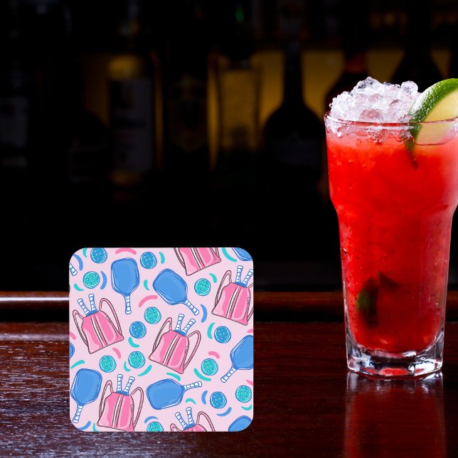 Paddle und Balls aus Pickleball Paddeln und Pink P Getränkeuntersetzer (Von Creator hochgeladen)