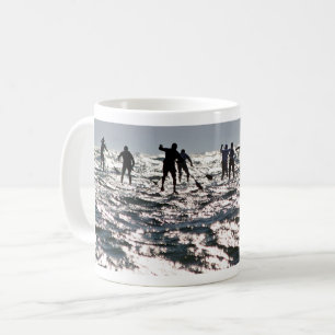Paddleboarders auf dem funkelnden Meer Tasse