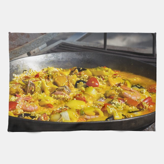 Paella wird auf einem Grill gekocht Handtuch (Horizontal)