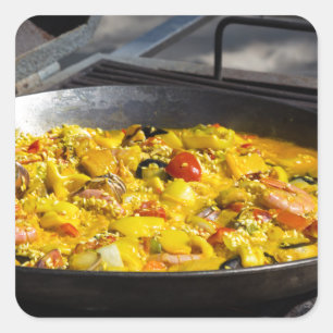 Paella wird auf einem Grill gekocht Quadratischer Aufkleber