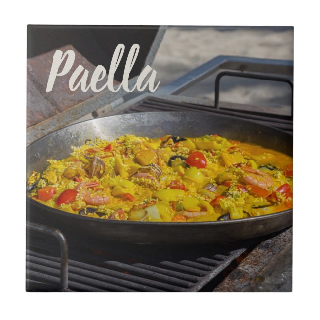 Paella wird auf einem Grillgeschenk für Koch gekoc Fliese (Vorderseite)