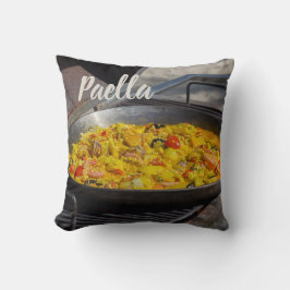 Paella wird auf einem Grillgeschenk für Koch gekoc Kissen