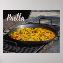 Paella wird auf einem Grillgeschenk für Koch gekoc