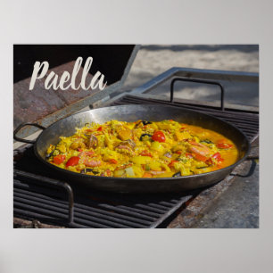 Paella wird auf einem Grillgeschenk für Koch gekoc Poster