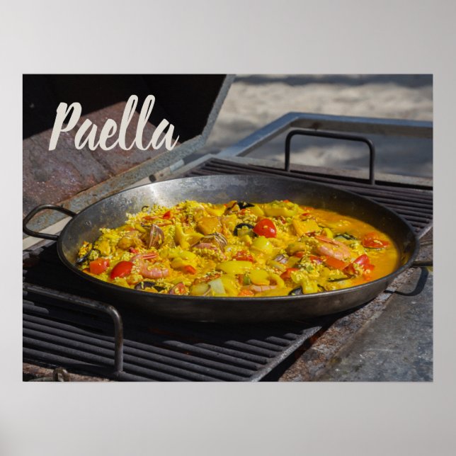 Paella wird auf einem Grillgeschenk für Koch gekoc Poster (Vorne)