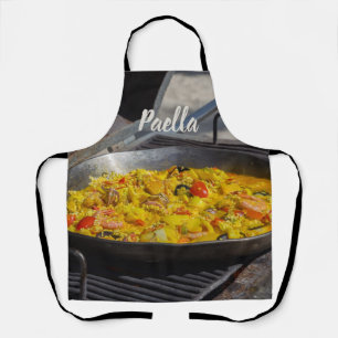Paella wird auf einem Grillgeschenk für Koch gekoc Schürze