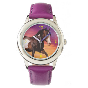 Paint Horse mit einem farbenfrohen Sonnenaufgang Armbanduhr