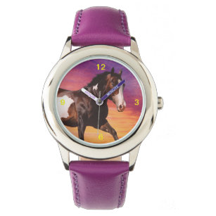 Paint Horse mit einem farbenfrohen Sonnenaufgang Armbanduhr
