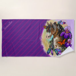 Paint Horse Mustang mit Iris und Schmetterlingen Strandtuch