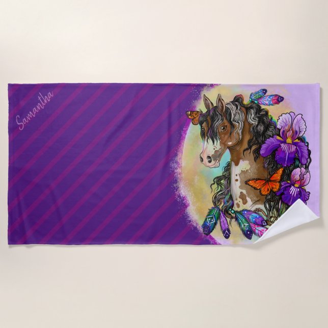 Paint Horse Mustang mit Iris und Schmetterlingen Strandtuch (Vorderseite)