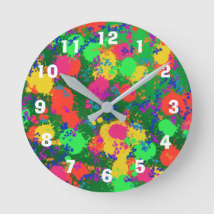 Paint Splatter on Shades of Green Clock Runde Wanduhr