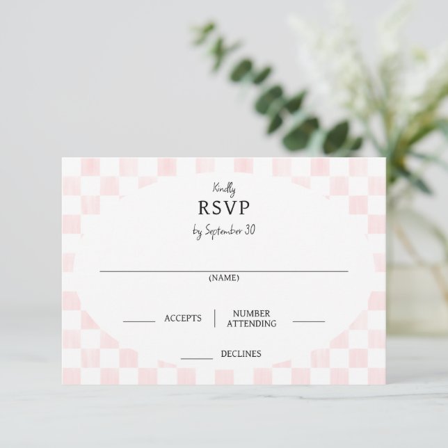 Painted Pink Checkerboard Pattern Wedding RSVP Karte (Stehend Vorderseite)