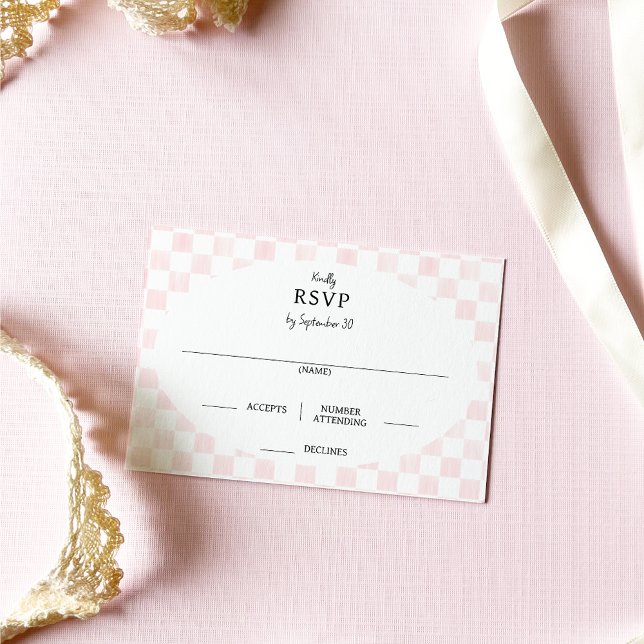 Painted Pink Checkerboard Pattern Wedding RSVP Karte (Von Creator hochgeladen)