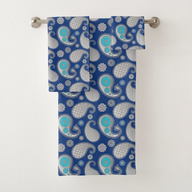 Paisley Muster, Silver Gray / Grau auf Cobalt Blue Badhandtuch Set (Insitu)