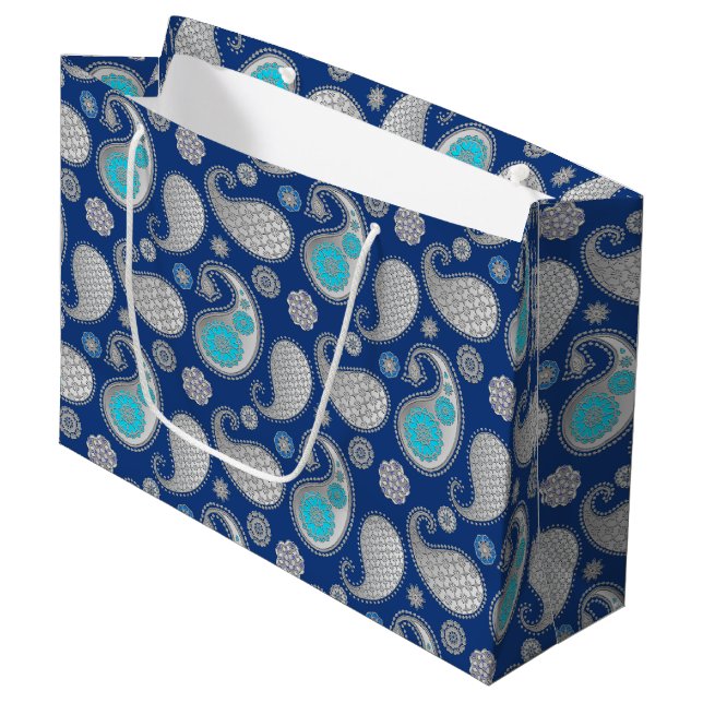 Paisley Muster, Silver Gray / Grau auf Cobalt Blue Große Geschenktüte (Vorderseite Schrägansicht)