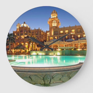 Palace Of The Lost City Hotel And Swimming Pool Große Wanduhr