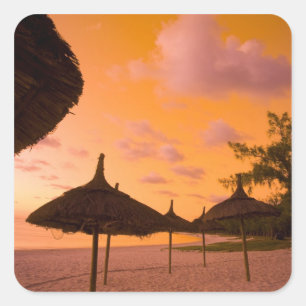 Palapa-Strandhütten bei Sonnenaufgang, Belle Mare  Quadratischer Aufkleber