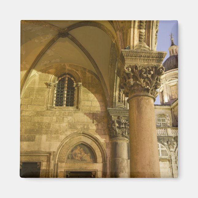 Palastbögen des Rektors mit der Kathedrale von Dub Magnet (Vorne)