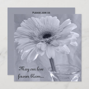 Pale Blue Tinted Daisy Wedding Einladung
