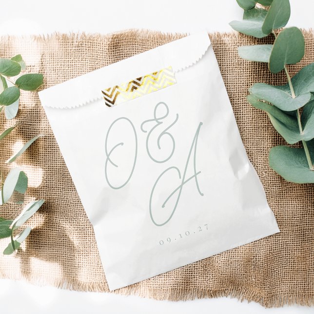 Pale Eukalyptus Oversified Script Monogram Wedding Geschenktütchen (Von Creator hochgeladen)