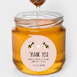 Pale Pink Baby to Bee Danke Dusche Gefallen Runder Aufkleber<br><div class="desc">Ideal für eine Babydusche zum Thema Biene oder als Teil eines Honigvorteils bietet dieser Geschenketikett ein Paar süß rustikaler Bienenabbildungen mit Herz und leicht zu personalisieren Text auf einem modernen,  süßen,  Baby-Rosa Hintergrund.</div>
