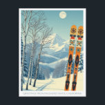 Palisades Tahoe California Skiurlaub Postkarte<br><div class="desc">Hallo aus den schneebedeckten Bergen Palisades Tahoe,  Kalifornien,  USA! Wir hoffen,  dass Sie einen wunderschönen Skiurlaub haben. Diese Postkarte zeigt eine wunderschöne,  blau-graue Berglandschaft mit Retro-Skischulen in orangefarbenem Stammesmuster. Alle Textsätze können an Ihren Anzug angepasst werden!</div>