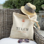 Palm Frontend Hochzeit in Urlaubsort Willkommen Tragetasche<br><div class="desc">Herzlich willkommen in Ihrer Hochzeit in Urlaubsort mit diesen schicken und modernen personalisierten Taschen. Das Design zeigt eine frontsaltige Darstellung der Korallenpalme mit Ihrem Hochzeitsziel unten (mit Tulum gezeigt) in klassischer Serifenschrift. Fügen Sie Ihre Namen in handgeschriebenen kursiven Skripten hinzu, sowie das Jahr. Die Farben können mit dem Design-Tool von...</div>