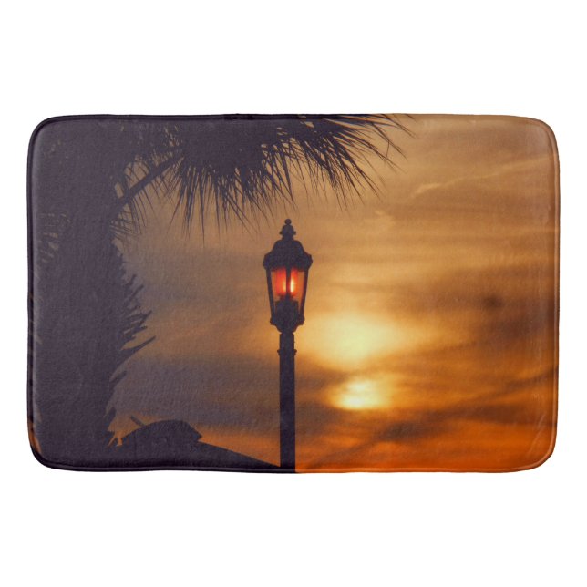 Palm, Laterne und Sonnenuntergang Badematte (Vorderseite)