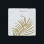 Palm Leaf Gold Glitzer Individuelle Name Trendy We Steinmagnet<br><div class="desc">Entworfen mit schönen und künstlerischen goldenen Palmenblattmuster in massiven weißen Hintergrund mit personalisierten Text-Vorlagen,  die Sie bearbeiten und anpassen können,  um Ihre eigenen Details hinzufügen. Ideal für besondere Anlässe wie Hochzeiten!</div>
