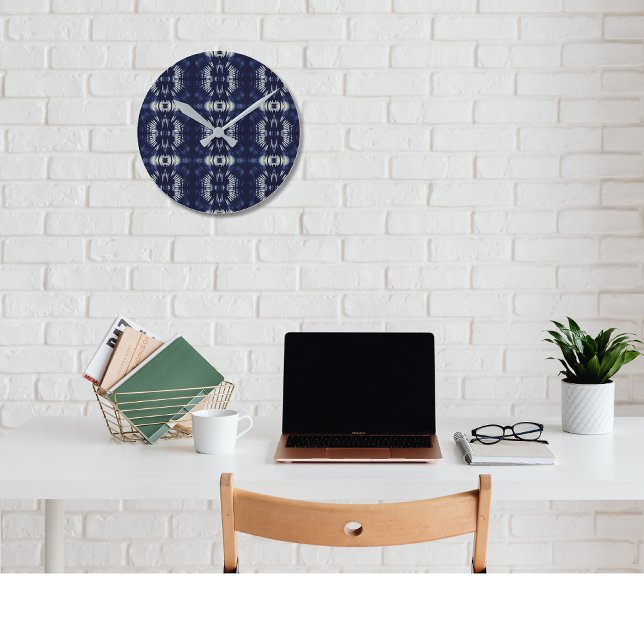 Palm Leaf in Delft Blue Runde Wanduhr (Von Creator hochgeladen)