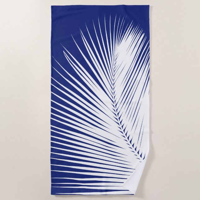 Palm Leaf Silhouette, Navy Blue und White Strandtuch (Vorderseite)