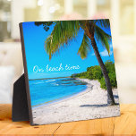 Palm Tree Hawaii Sandy Beach Foto "On Beach Time" Fotoplatte<br><div class="desc">"Zur Strandzeit." Entspannen Sie sich an Erinnerungen von faulen, tropischen Tagen am Strand, wenn Sie diesen inspirierenden Hawaii Urlaub Tischdecken Plakat einer einsamen Palme auf einem sandigen, halbmondförmigen Strand mit klarem türkisblauen Himmel und Wasser sehen. Ideal für jedes Zimmer in Ihrem Haus! Sie können diese Tischplatte leicht personalisieren. Bitte schicken...</div>
