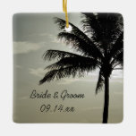 Palm Tree Silhouette Beach Wedding Square Keramikornament<br><div class="desc">Gedenken Sie eine Hochzeit in Urlaubsort der Insel, wenn Sie das natürliche Palm Tree Silhouette Beach Wedding Square Ornament mit den Namen der Braut und Bräutigam und deren Trauungsdatum personalisieren. Dieses Thema Tropen-Theme an der Küste der Hochzeit Ornament zeigt ein Naturfoto einer silhouetted Palme an der Küste des Ozeans in...</div>