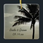 Palm Tree Silhouette Beach Wedding Square Keramikornament<br><div class="desc">Gedenken Sie eine Hochzeit in Urlaubsort der Insel, wenn Sie das natürliche Palm Tree Silhouette Beach Wedding Square Ornament mit den Namen der Braut und Bräutigam und deren Trauungsdatum personalisieren. Dieses Thema Tropen-Theme an der Küste der Hochzeit Ornament zeigt ein Naturfoto einer silhouetted Palme an der Küste des Ozeans in...</div>