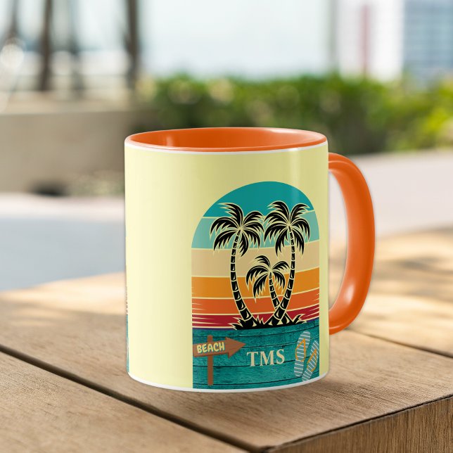 Palm Tree Tropical Retro Sunset FlipFlops Monogram Tasse (Von Creator hochgeladen)