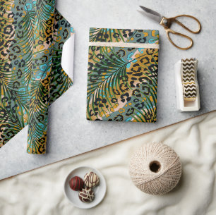 Palm verlasse auf einem Leopardenhintergrund. Geschenkpapier