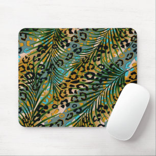 Palm verlasse auf einem Leopardenhintergrund. Mousepad