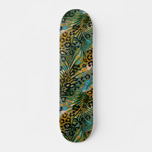 Palm verlasse auf einem Leopardenhintergrund. Skateboard