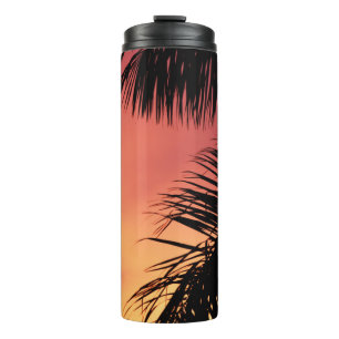 PALMBAUM WÄHREND DES SONNENS UNTER SCHÖNEM HIMME THERMOSBECHER