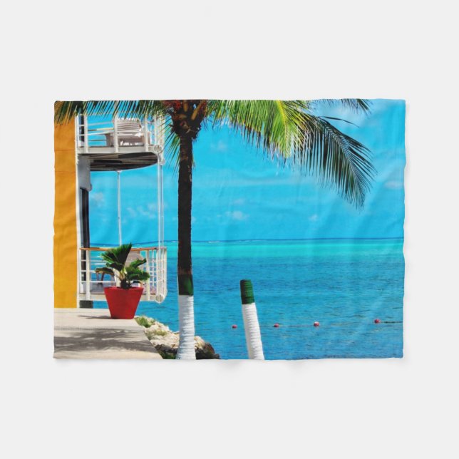 Palme am Vorgarten eines Hauses durch das Meer Fleecedecke (Vorderseite (Horizontal))