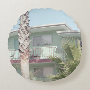 PALME IN DER NÄHE EINES WEISSEN BETONHAUSES RUNDES KISSEN