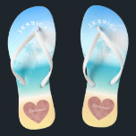 Palme-tropische Strand-Hochzeits-Herz-Brautjungfer Flip Flops<br><div class="desc">Personalisierte, trendy Rosengoldherz-Strandhochzeit drehen Reinfallsandelholze für Brautjungfern um und andere Mitglieder des Brautpartei Hintergrundes ist eine tropische Strandszene mit Palmen gegen einen hübschen blauen Himmel und ein volles Sonnenlicht mit Aquatürkiswasser und sandigem Strand. Imitat vereitelt, Rosengoldherzentwurf unten, der "Brautjungfer" in den Buchstaben der eleganten Art liest. Personalisierter Name oben in...</div>