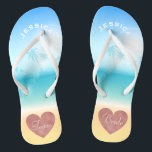 Palme-tropisches Strand-Hochzeits-Team-Braut-Herz Flip Flops<br><div class="desc">Personalisierte, trendy Rosengoldherz-Strandhochzeit drehen Reinfallsandelholze um, die Hintergrund eine tropische Strandszene mit Palmen gegen einen hübschen blauen Himmel und ein volles Sonnenlicht mit Aquatürkiswasser und sandigem Strand ist. Imitat vereitelt, Rosengoldherzentwurf unten. Liest Team, dann Braut, auf anderer Sandale in den Buchstaben der eleganten Art. Personalisierter Name oben in gebogenen Buchstaben....</div>