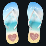 Palme-tropisches Strand-Hochzeits-Team-Braut-Herz Flip Flops<br><div class="desc">Personalisierte, trendy Rosengoldherz-Strandhochzeit drehen Reinfallsandelholze um, die Hintergrund eine tropische Strandszene mit Palmen gegen einen hübschen blauen Himmel und ein volles Sonnenlicht mit Aquatürkiswasser und sandigem Strand ist. Imitat vereitelt, Rosengoldherzentwurf unten. Liest Team, dann Braut, auf anderer Sandale in den Buchstaben der eleganten Art. Personalisierter Name oben in gebogenen Buchstaben....</div>