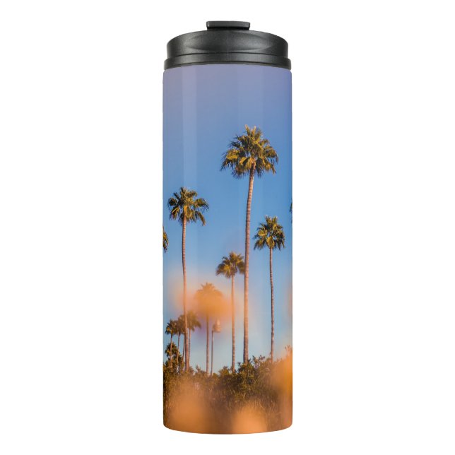 Palme unter blauem Himmel Thermosbecher (Vorderseite)