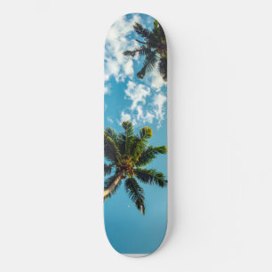 Palmen am blauen Himmel Skateboard