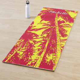 Palmen in rotem und gelbem Posterdesign Yogamatte