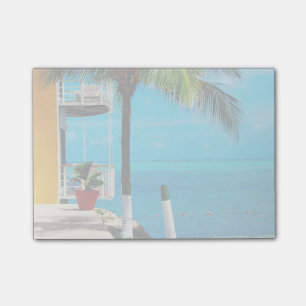 Palmenbaum im vorderen Teil eines Hauses am Meer Post-it Klebezettel