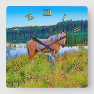Palomino Pinto am See und Wald Szene Quadratische Wanduhr